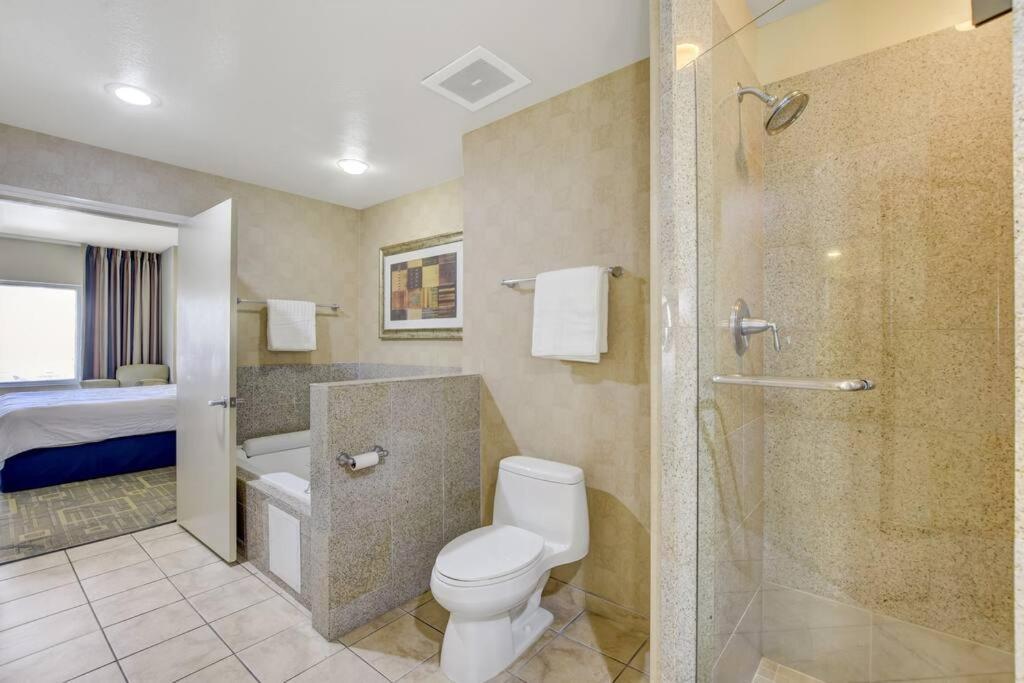 Ultimate Las Vegas Getaway One Bedroom Suite With Balcony, Kitchen, Gym, Pool & Free Parking Exterior photo