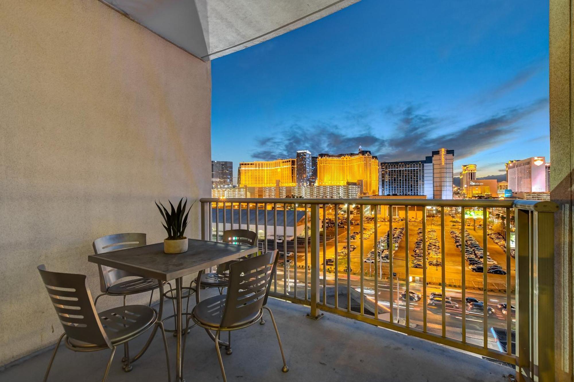 Ultimate Las Vegas Getaway One Bedroom Suite With Balcony, Kitchen, Gym, Pool & Free Parking Room photo