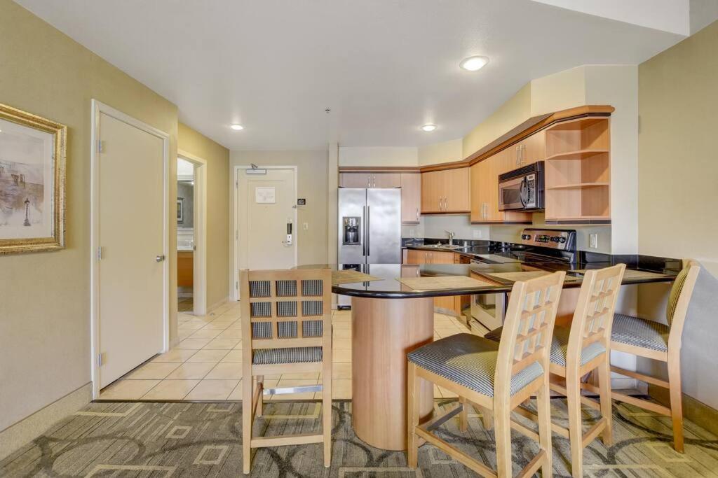 Ultimate Las Vegas Getaway One Bedroom Suite With Balcony, Kitchen, Gym, Pool & Free Parking Exterior photo