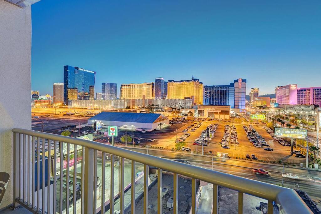 Ultimate Las Vegas Getaway One Bedroom Suite With Balcony, Kitchen, Gym, Pool & Free Parking Exterior photo